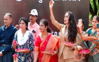 વડોદરામાં PM મોદીના રોડ શોમાં કર્નલ સોફિયા કુરેશીના પરિવારે કર્યો ફૂલોનો વરસાદ