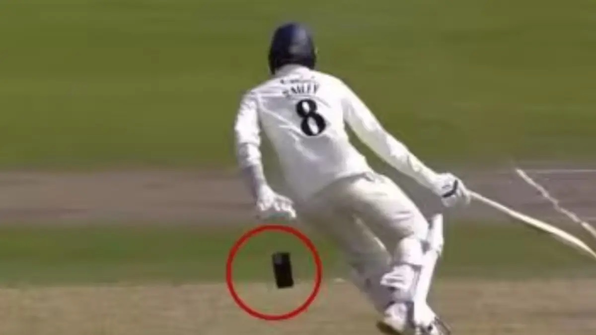 Cricket match mobile phone viral video